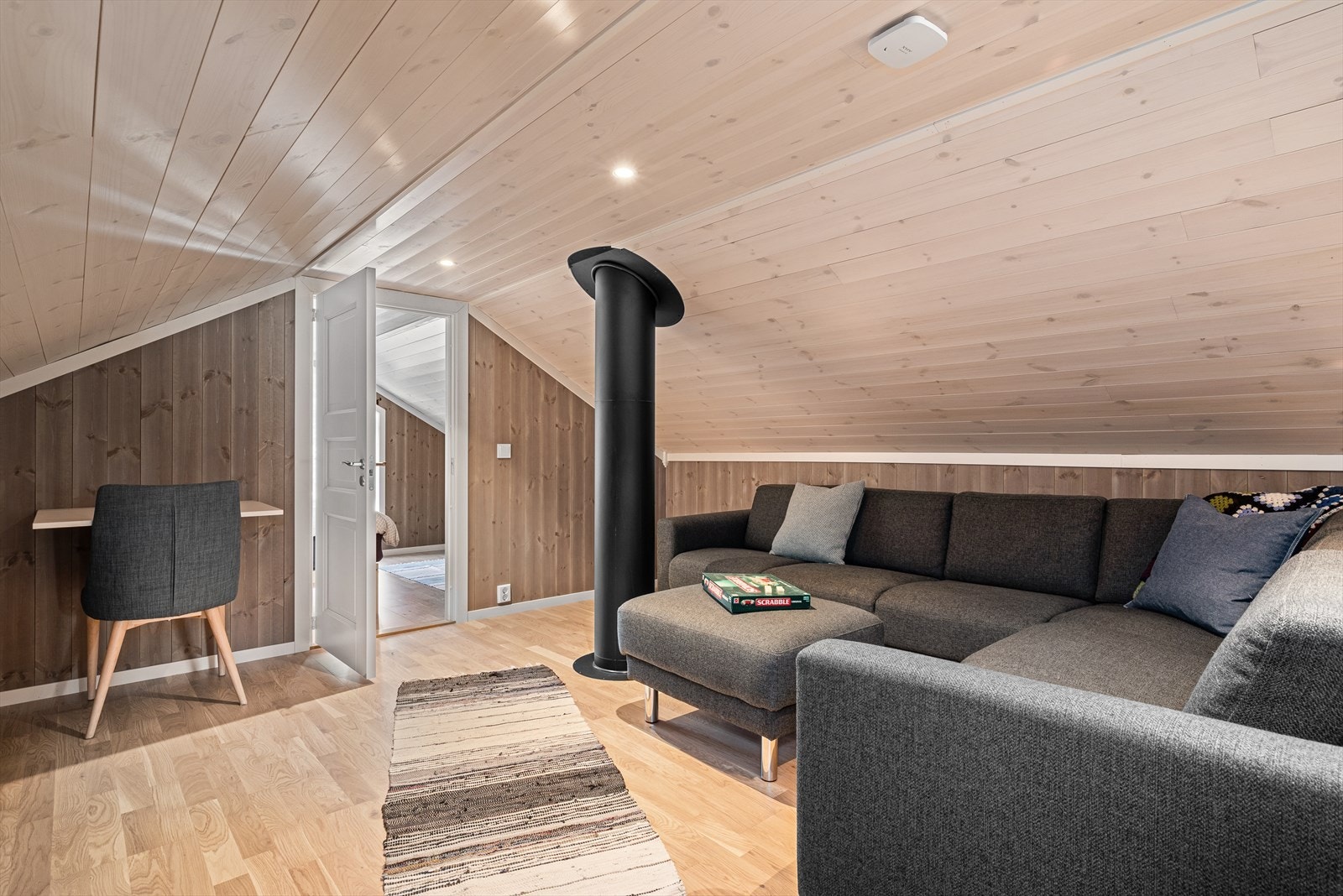 Hemsen har et gulvareal på 44 kvm. Arealet er ikke målbart pga. lav takhøyde. Galleribilde