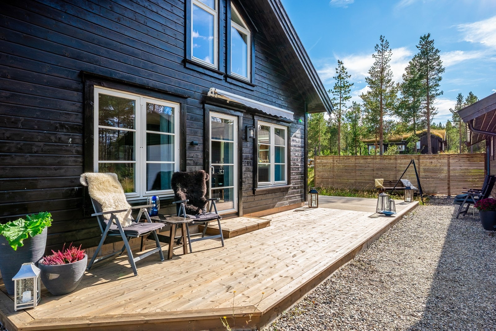 Plattingen strekker seg rundt to sider, både mot sør og vest. Galleribilde