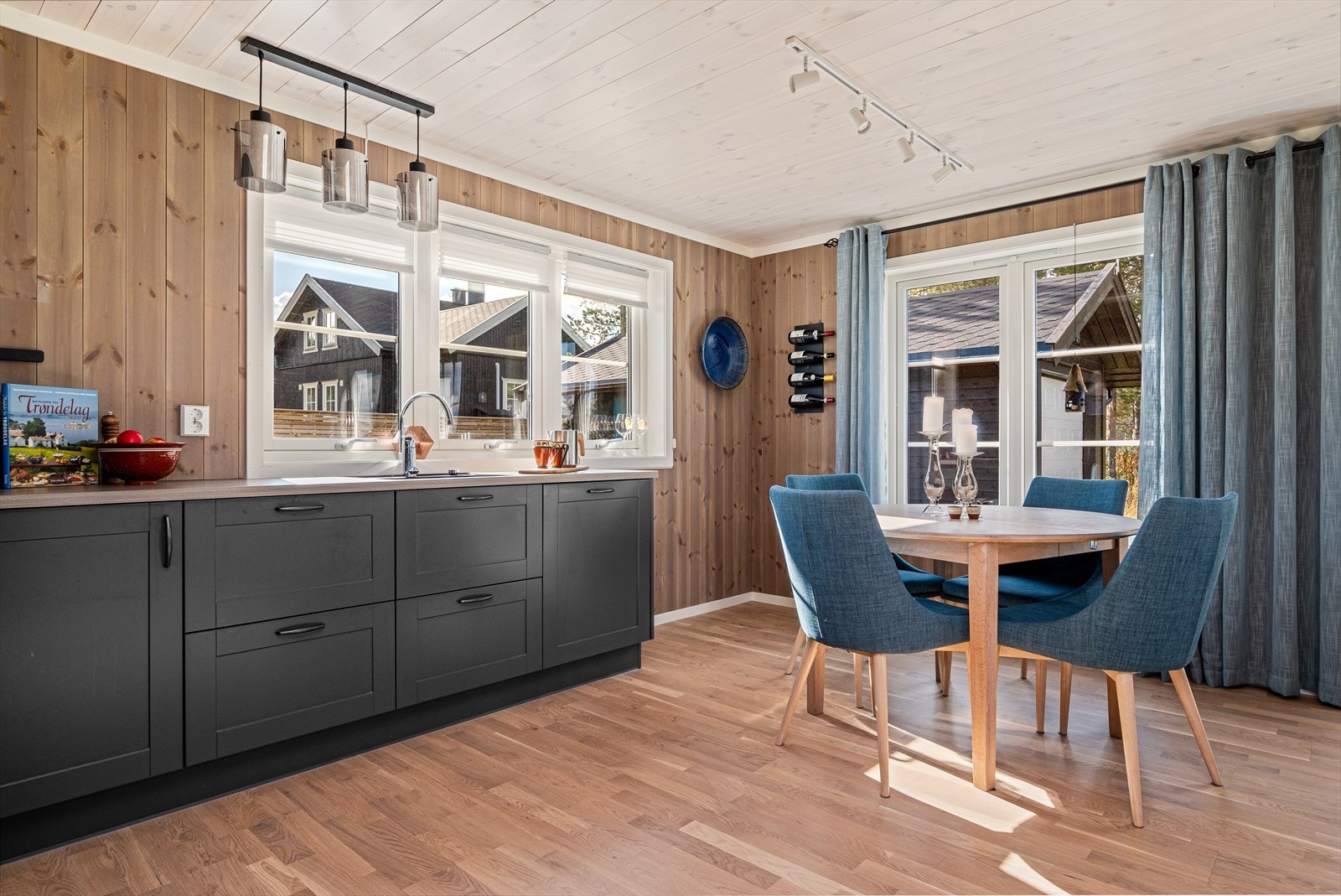 Naturlig plass til spisebord i overgangen mellom kjøkken og stue. Galleribilde