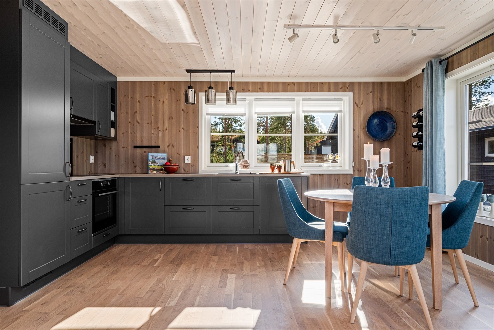 Stilren kjøkkeninnredning med integrerte hvitevarer. Galleribilde