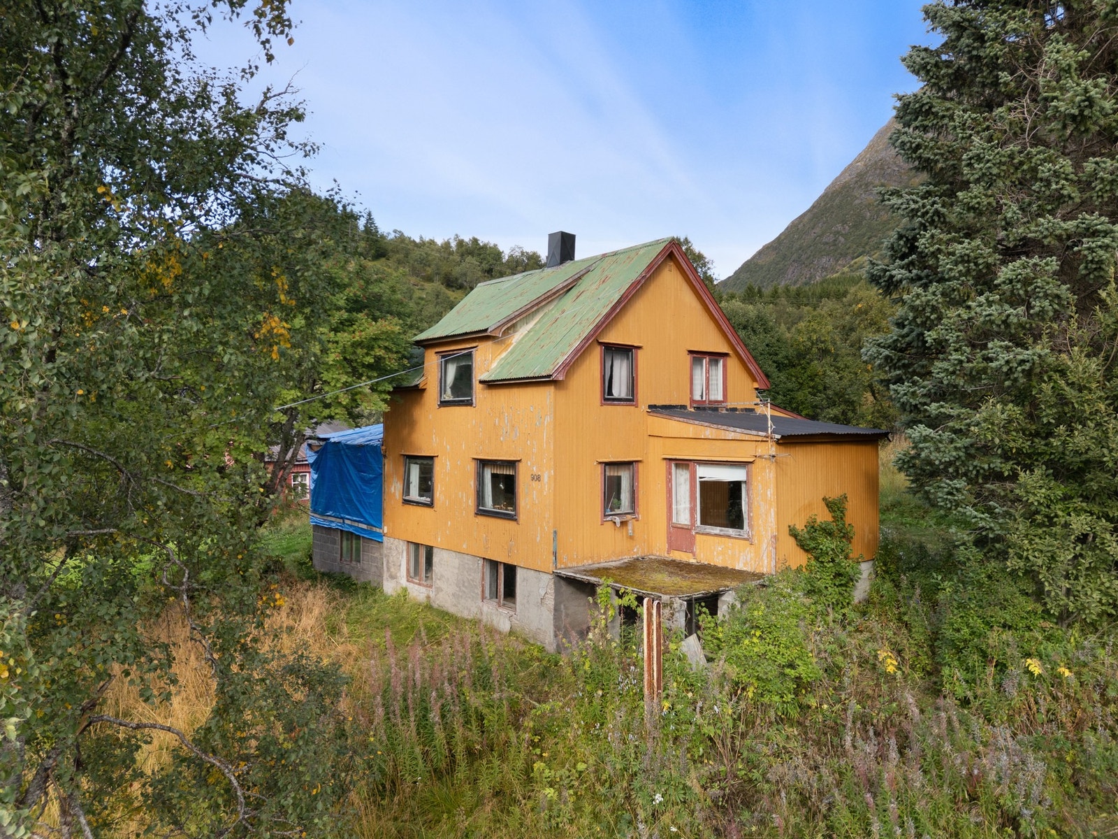 Bygningene bærer preg av renoverings- og rivningsbehov Galleribilde