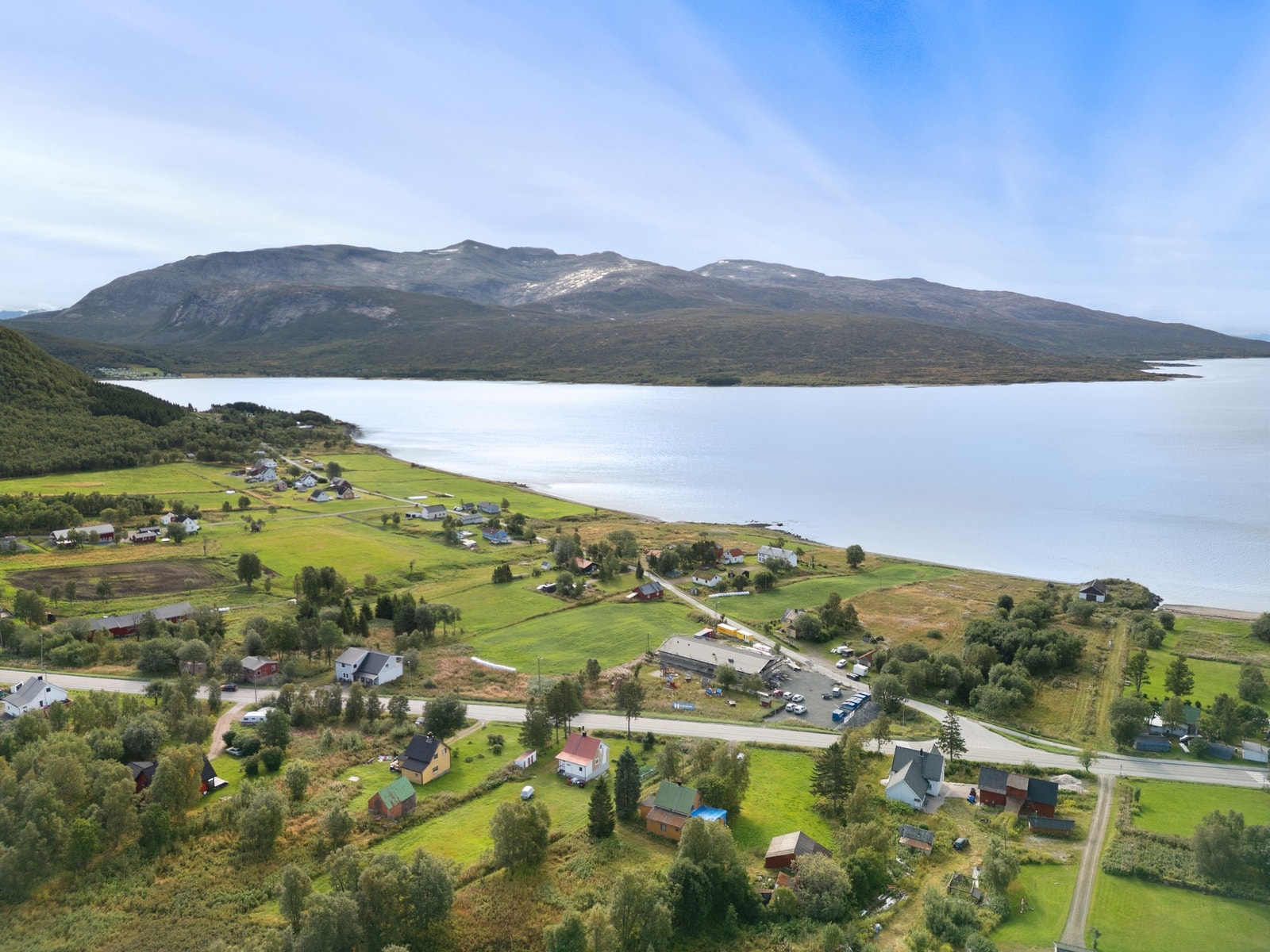 En stor landbrukseiendom i Kongsvika med våningshus, eldre fjøs og garasje Galleribilde