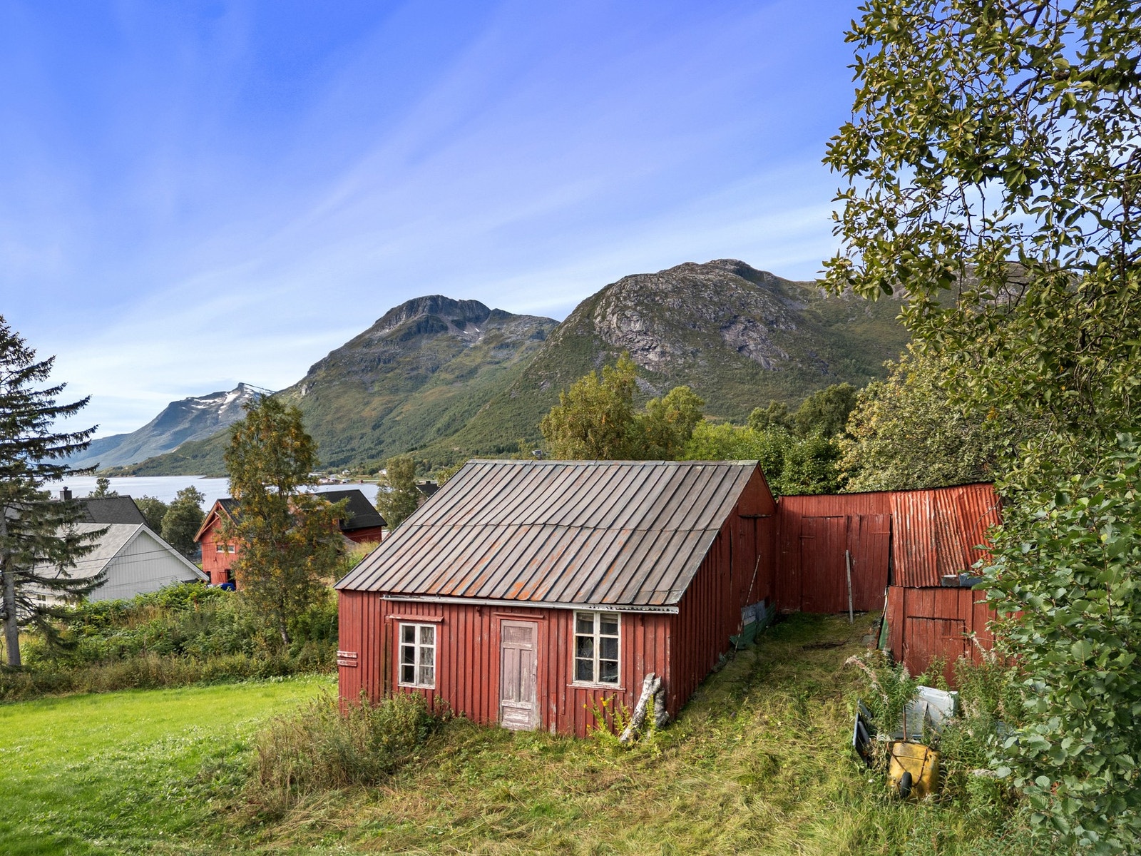 Fjøs brukt som vedbod/lager Galleribilde