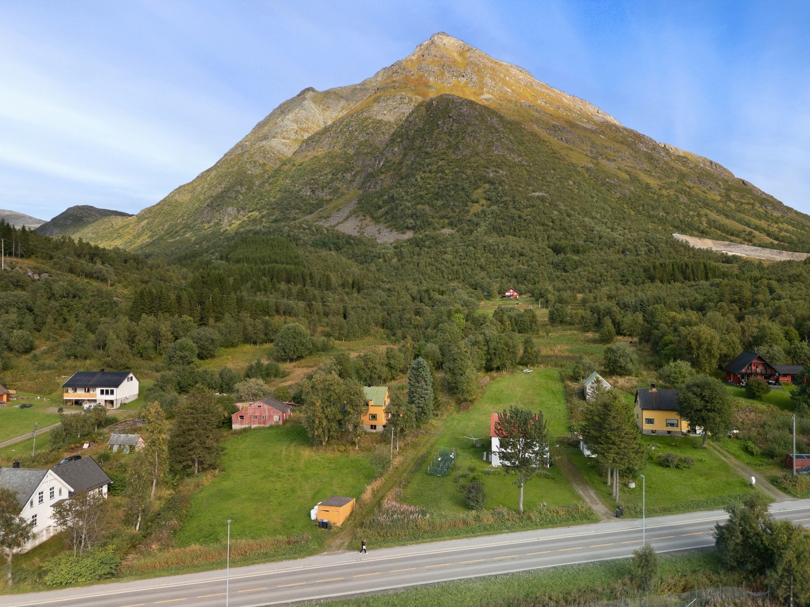 Nede ved hovedveien ligger garasjen Galleribilde