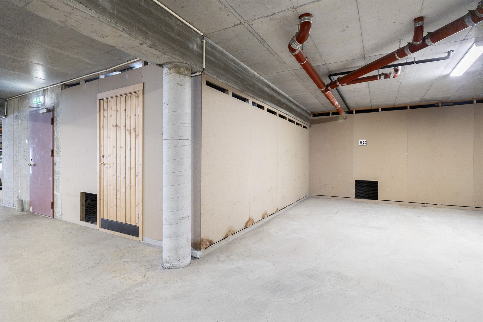 Garasjeanlegg med bod, det medfølger en plass Galleribilde