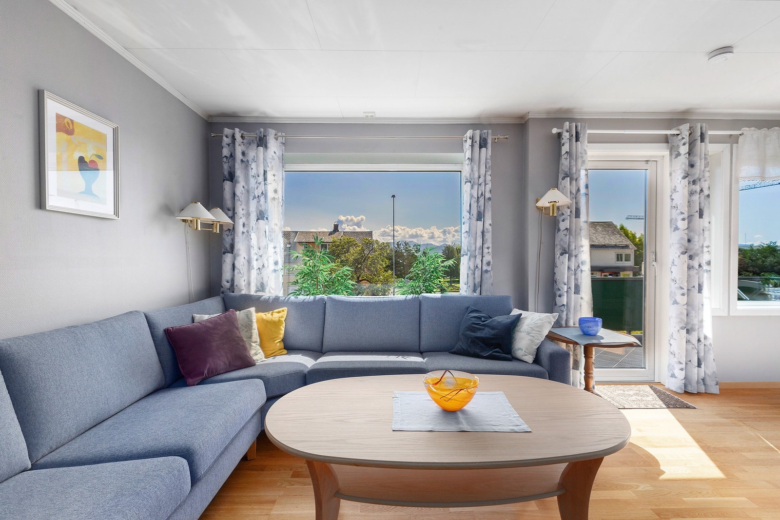 Store vindusoverflater som slipper inn godt med naturlig lys. Det er montert utvendig screens og markise. Galleribilde