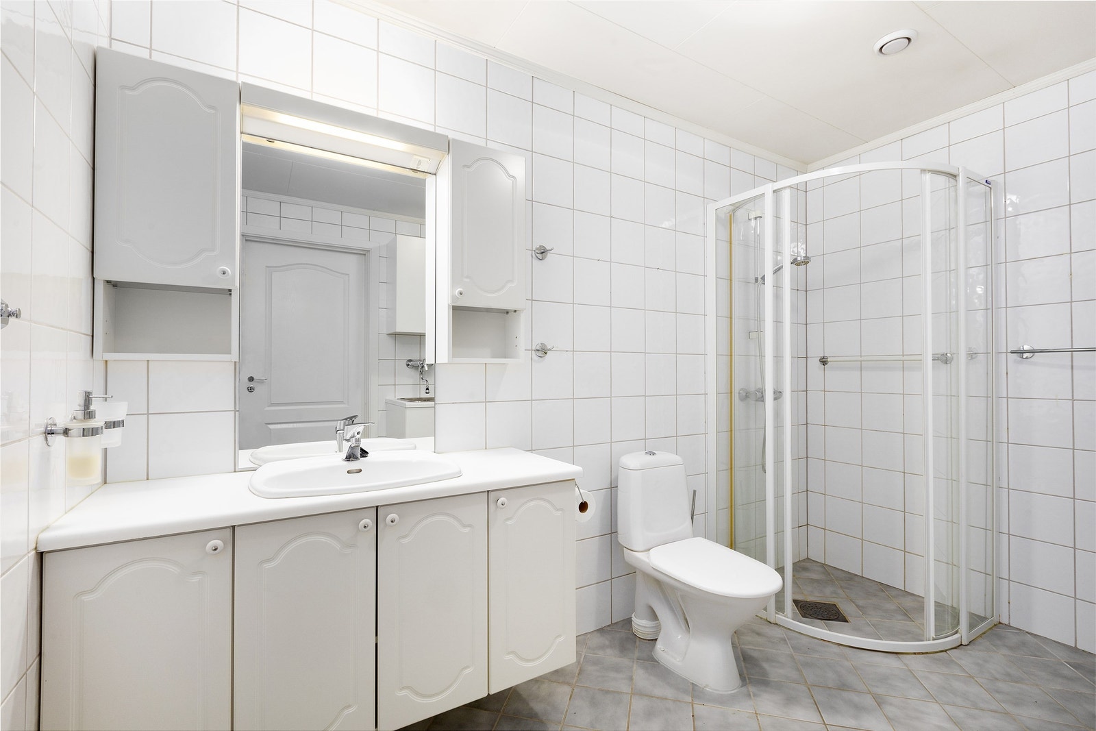 Romslig bad med lyse overflater Galleribilde