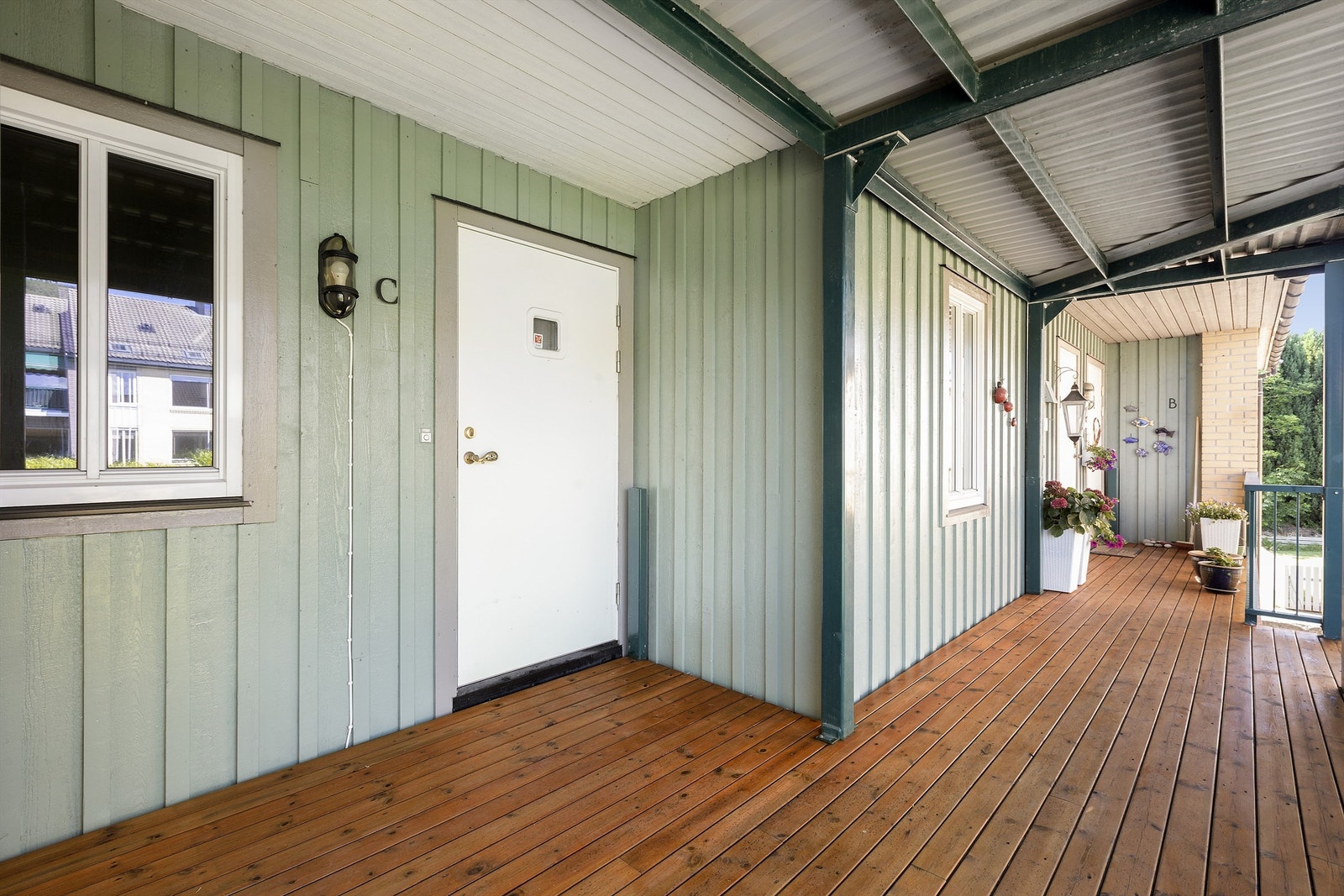 Overbygd inngangsparti, bod rett ved. Galleribilde