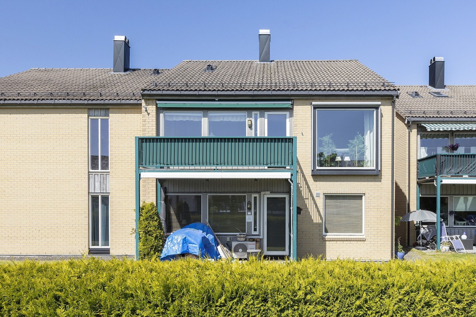 Leiligheta er sørvendt og har en stor, solrik veranda. Utvendig solskjerming som markise og screens. Galleribilde