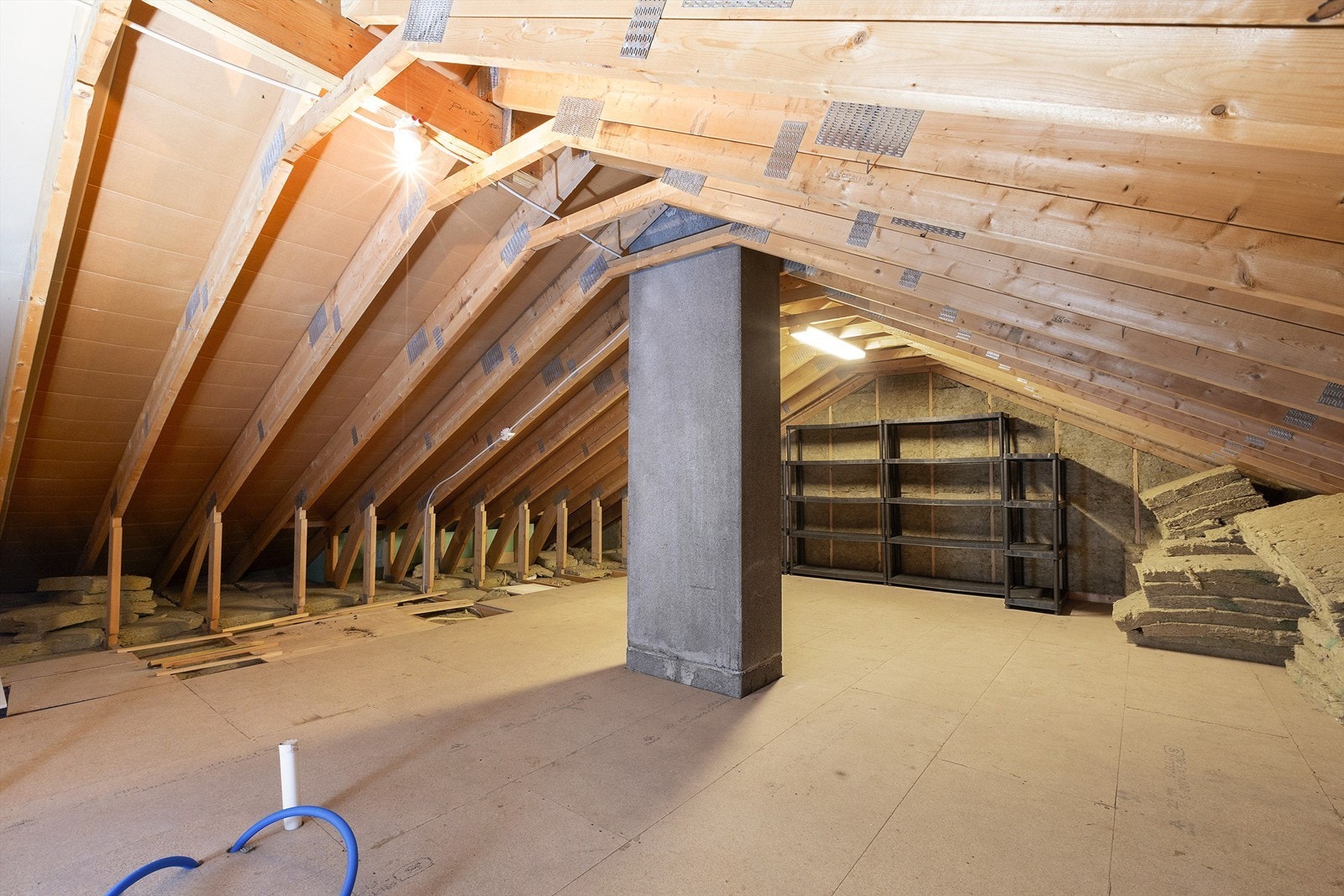 Uinnredet loft med potensiale. Det er trapp opp til loftet. Galleribilde