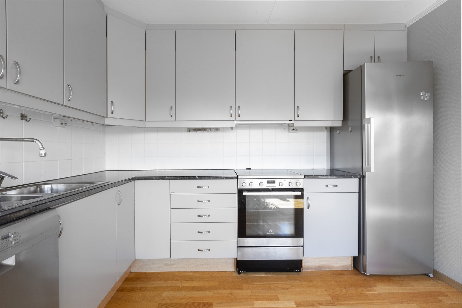 Lyst kjøkken med god skapplass Galleribilde