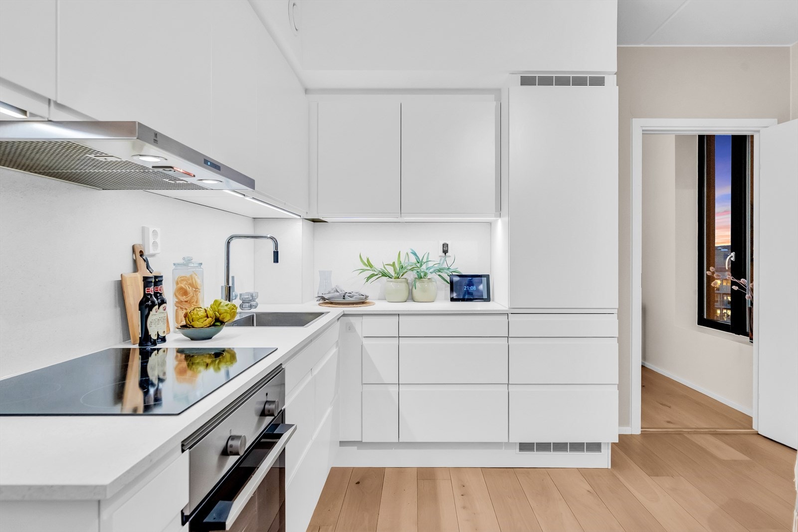 Godt med over og underskap, samt belysning over benk. Galleribilde