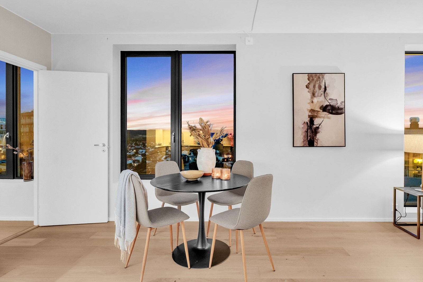 I leiligheten har man godt med lysinnslipp i form av mange vinduer Galleribilde