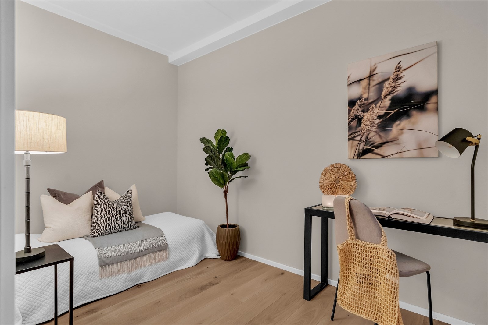 Det andre soverommet er også godt dimensjonert, ideelle for barn, gjester eller som kontor. Galleribilde