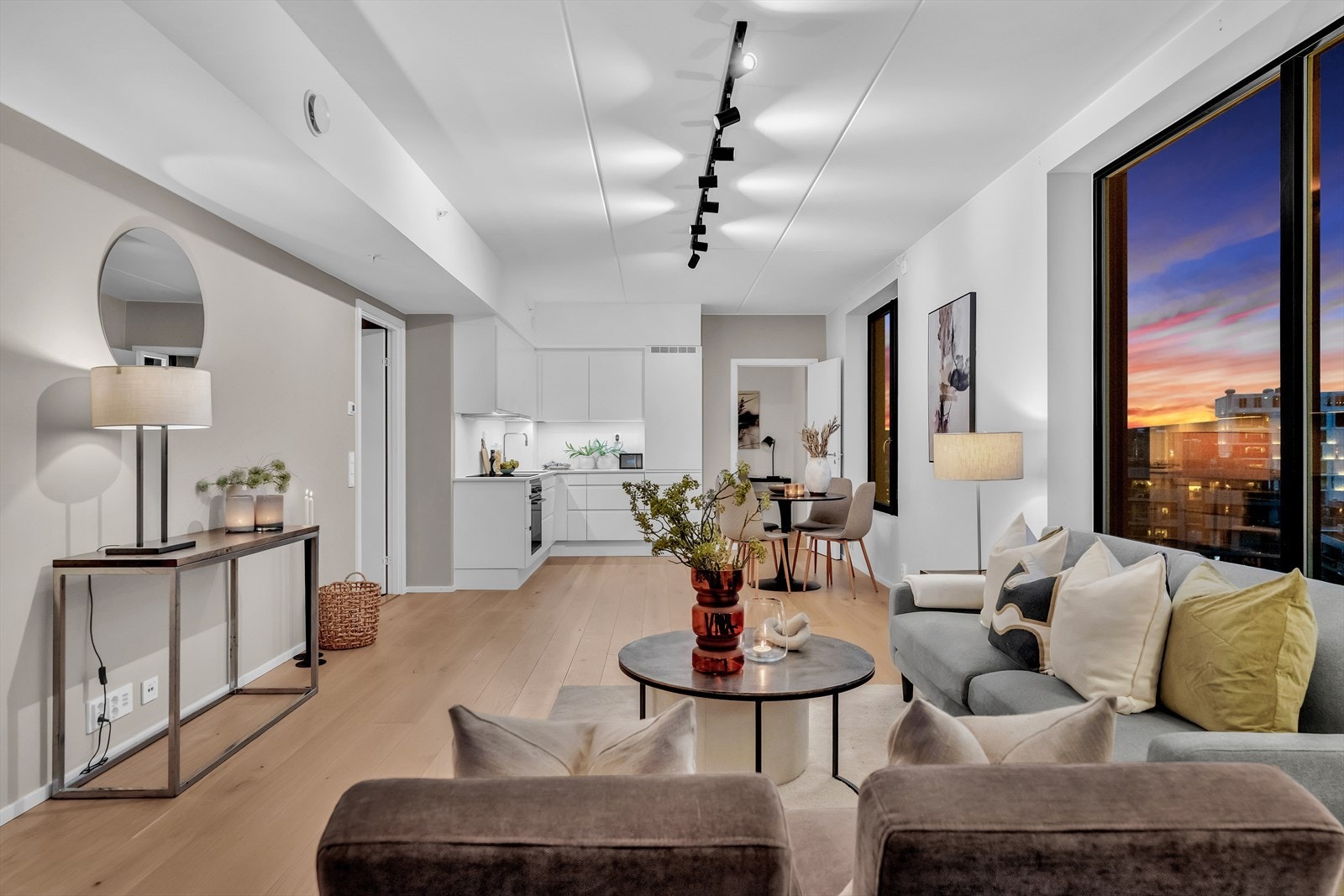 Stuen har store vinduer som slipper inn rikelig med naturlig lys, og gir en fantastisk utsikt over Lillestrøm Galleribilde