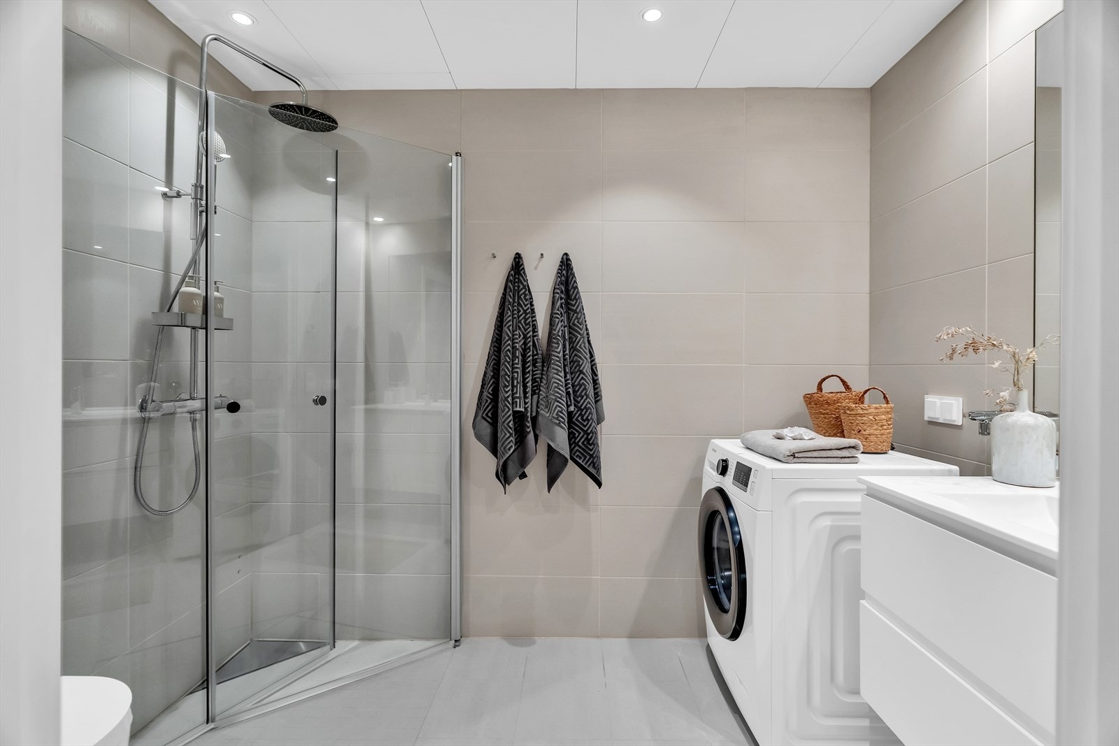Større dusjsone og plass til både vaskemaskin og tørketrommel Galleribilde
