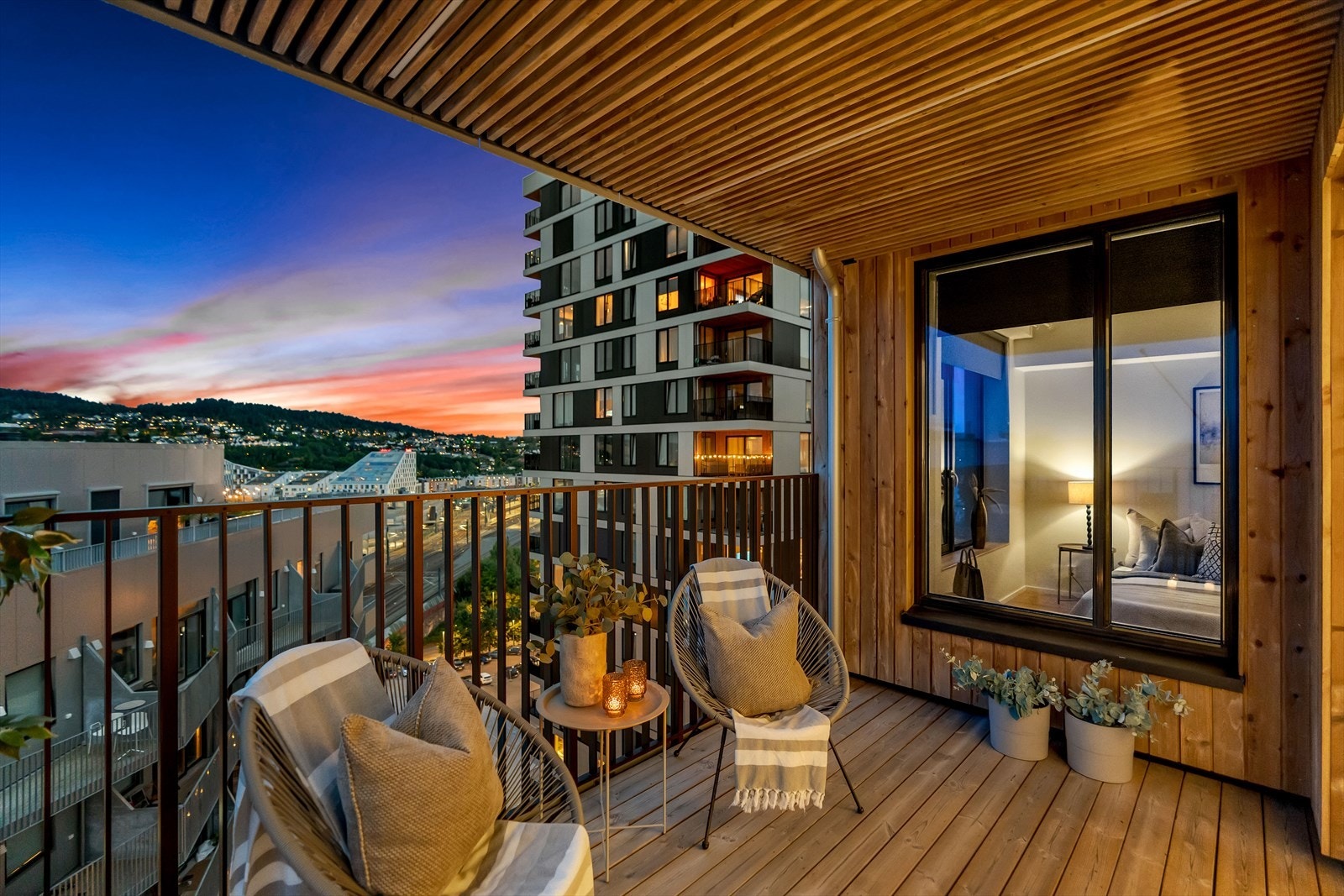 På kveldstid er balkongen et perfekt sted for å samle venner, dele latter og historier Galleribilde