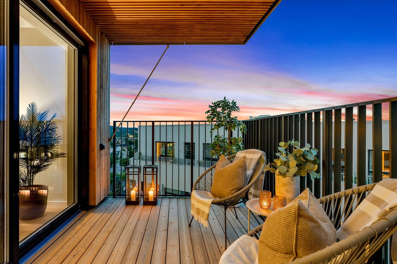 Den solrike terrassen inviterer til utendørs fester og avslapning med familie og venner. Galleribilde