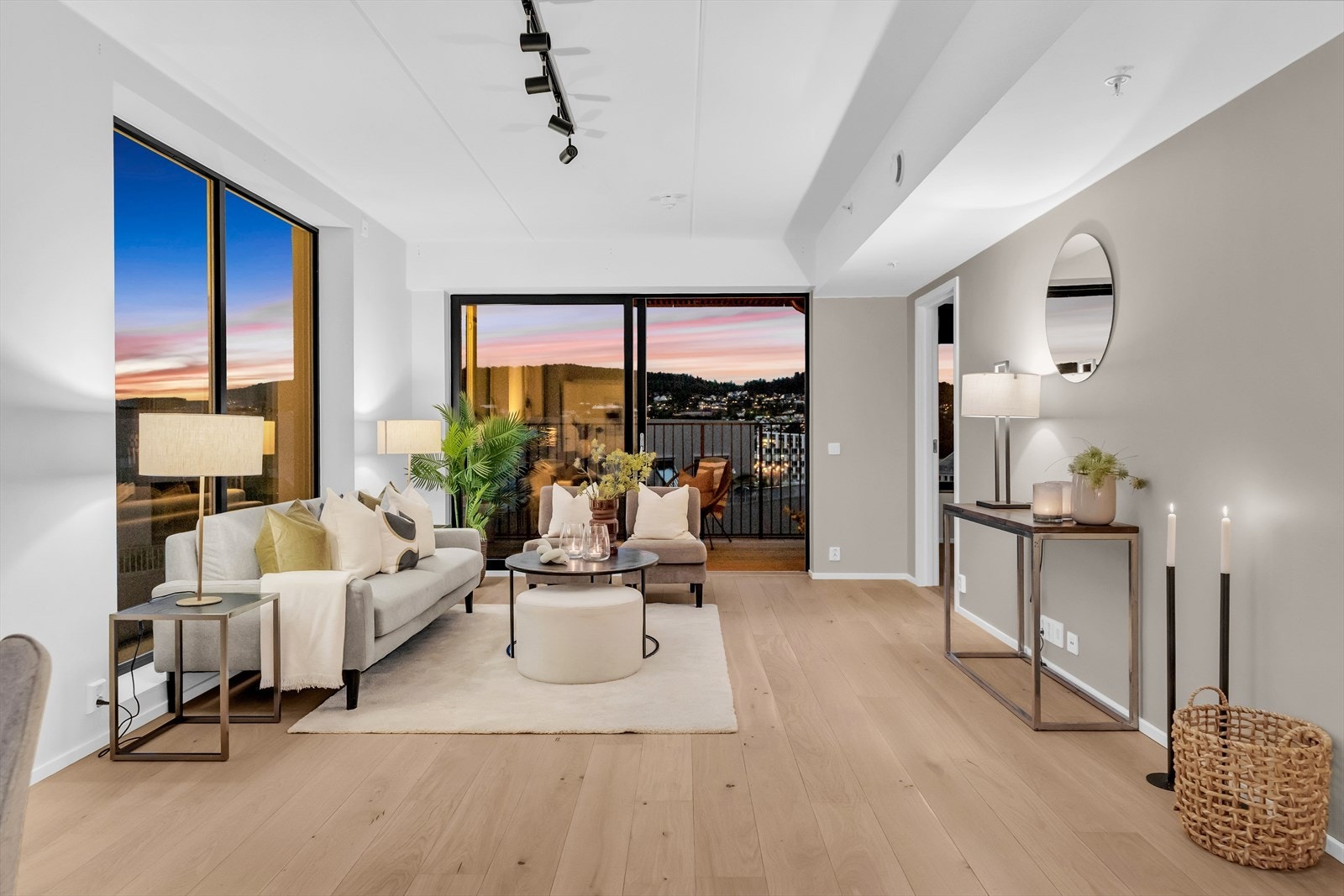 Velkommen til denne fantastiske boligen som kombinerer stil, komfort og funksjonalitet Galleribilde