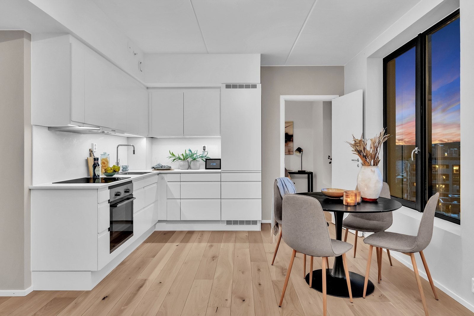 Kjøkkenet er moderne og har rikelig med benkeplass, perfekt for den som elsker å lage mat. Galleribilde