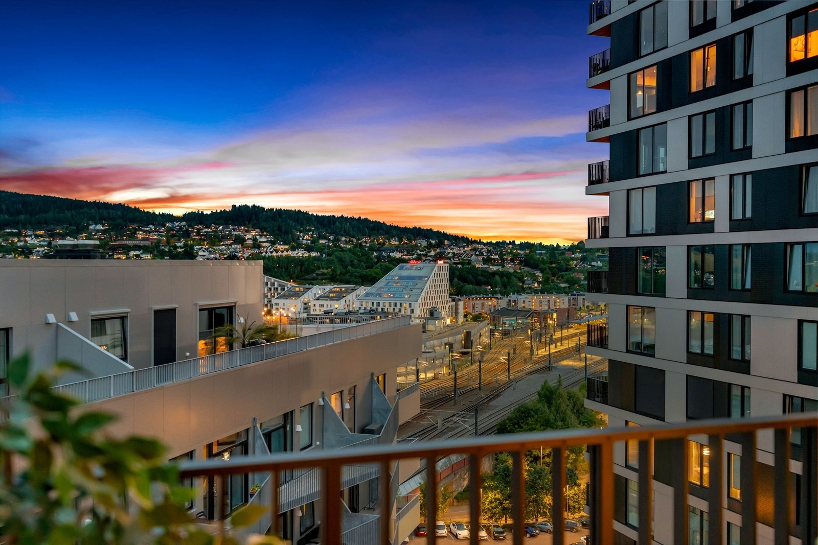 Her oppe, med en kopp kaffe eller te i hånden, kan man nyte morgenens stille øyeblikk mens byen gradvis våkner til liv. Galleribilde