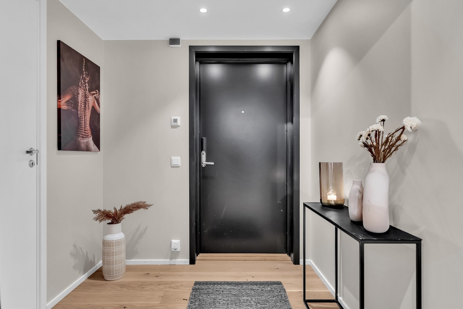 Når du entrer boligen, blir du møtt av en lys og innbydende entré med flott belysning som setter tonen for resten av hjemmet. Galleribilde