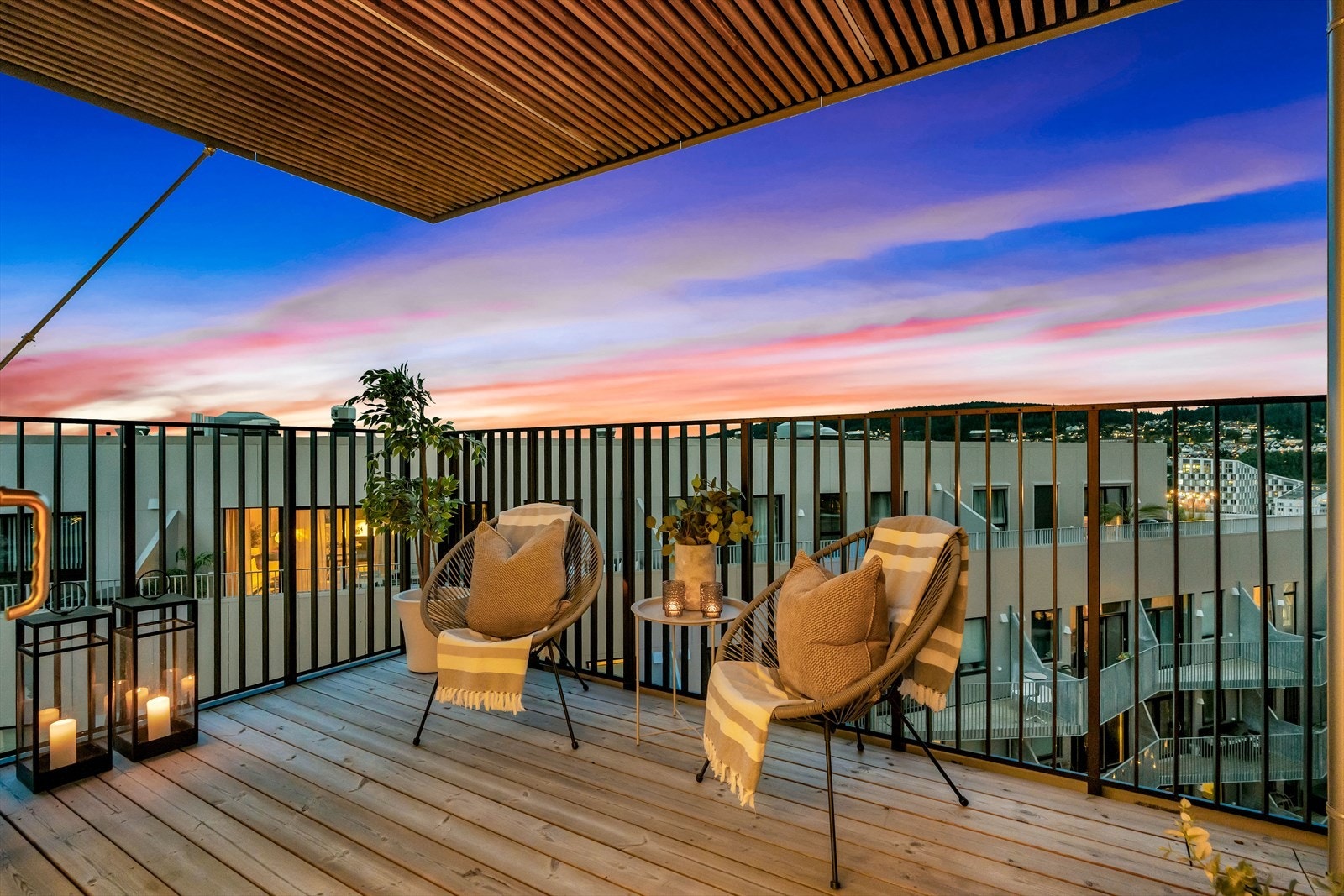 Balkongen er et lite fristed, hevet over byens støy og mas Galleribilde