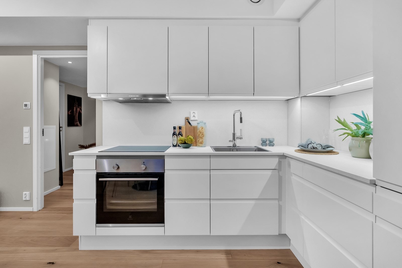 Kjøkken der alle hvitevarer er integrert og medfølger leiligheten Galleribilde