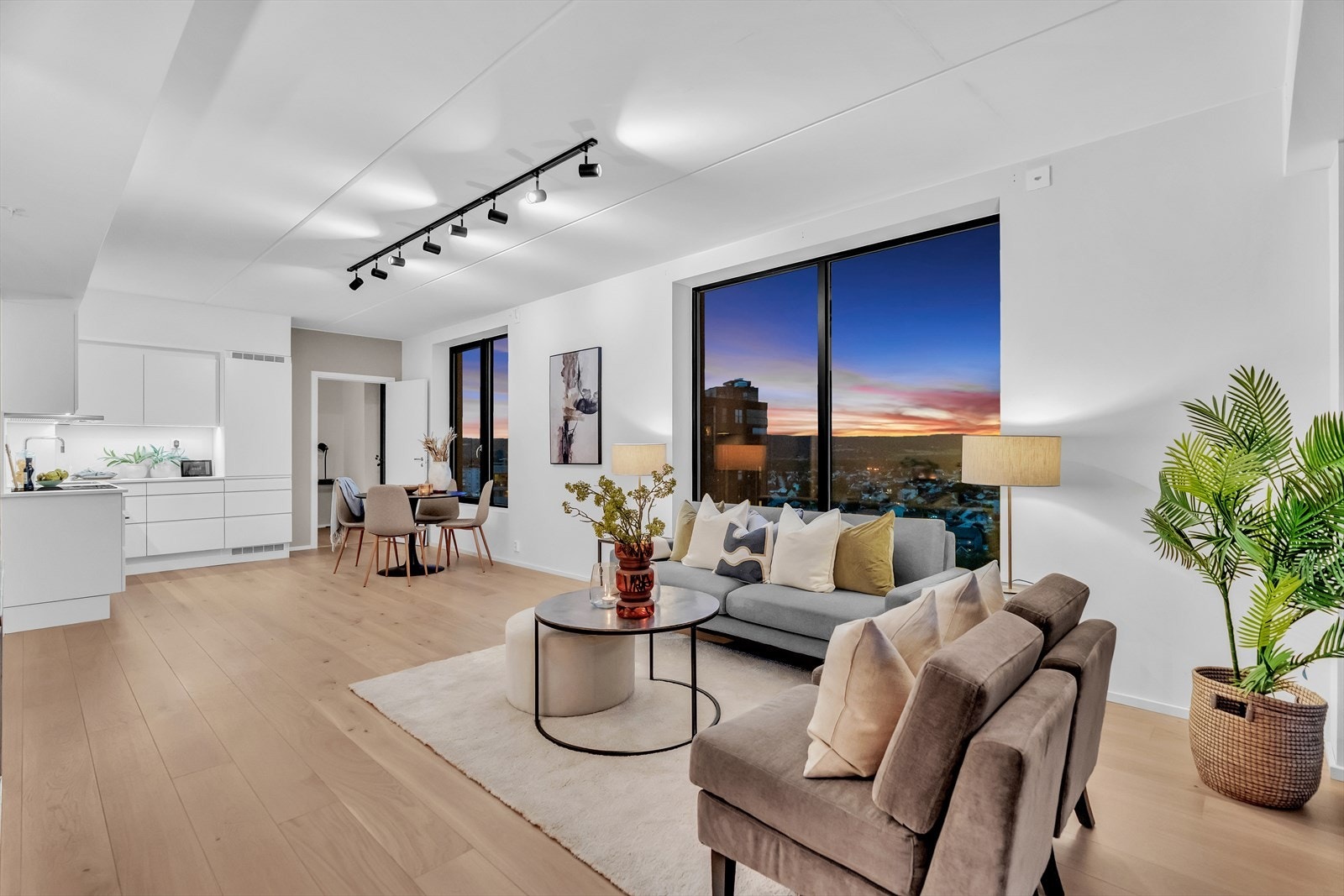 Hjemmet er perfekt for både familieliv og underholdning, med romslige arealer og moderne detaljer. Galleribilde