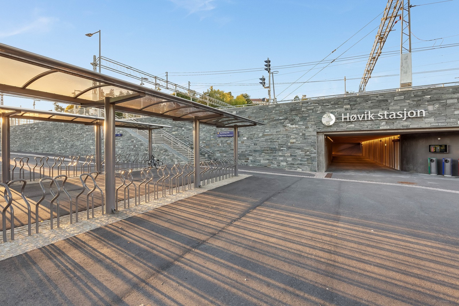 Høvik stasjon - et lokalt kollektivknutepunkt med kort vei til sentrum. Galleribilde