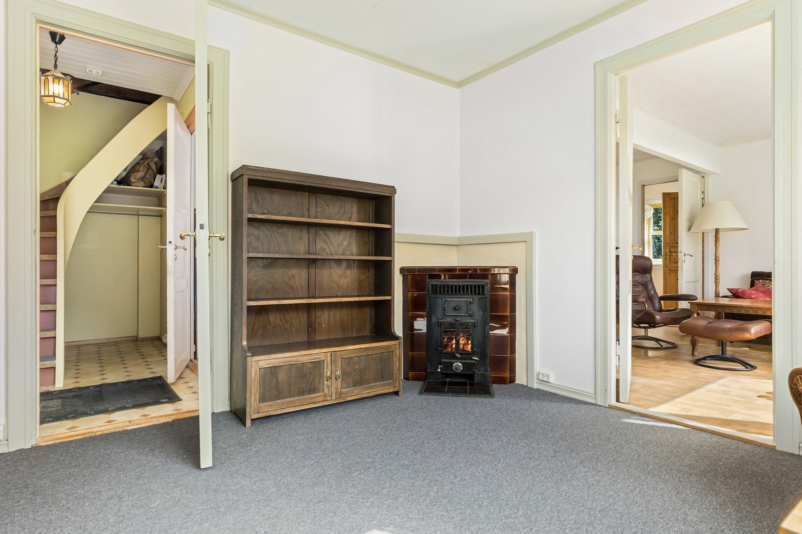 Den andre stuen er innredet med en koselig kamin, mens stuen/spisestuen er innredet med en peisovn fra 2014. Dette skaper en lun og behagelig stemning. Galleribilde