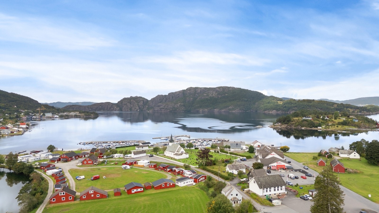 Kvinnherad byr på et rikt spekter av opplevelser - fra vakker natur og flotte turmuligheter som Mannsvatnet, Ådnaklett og Hamnarnipa, til kulturarrangement på Baroniet i Rosendal. Galleribilde