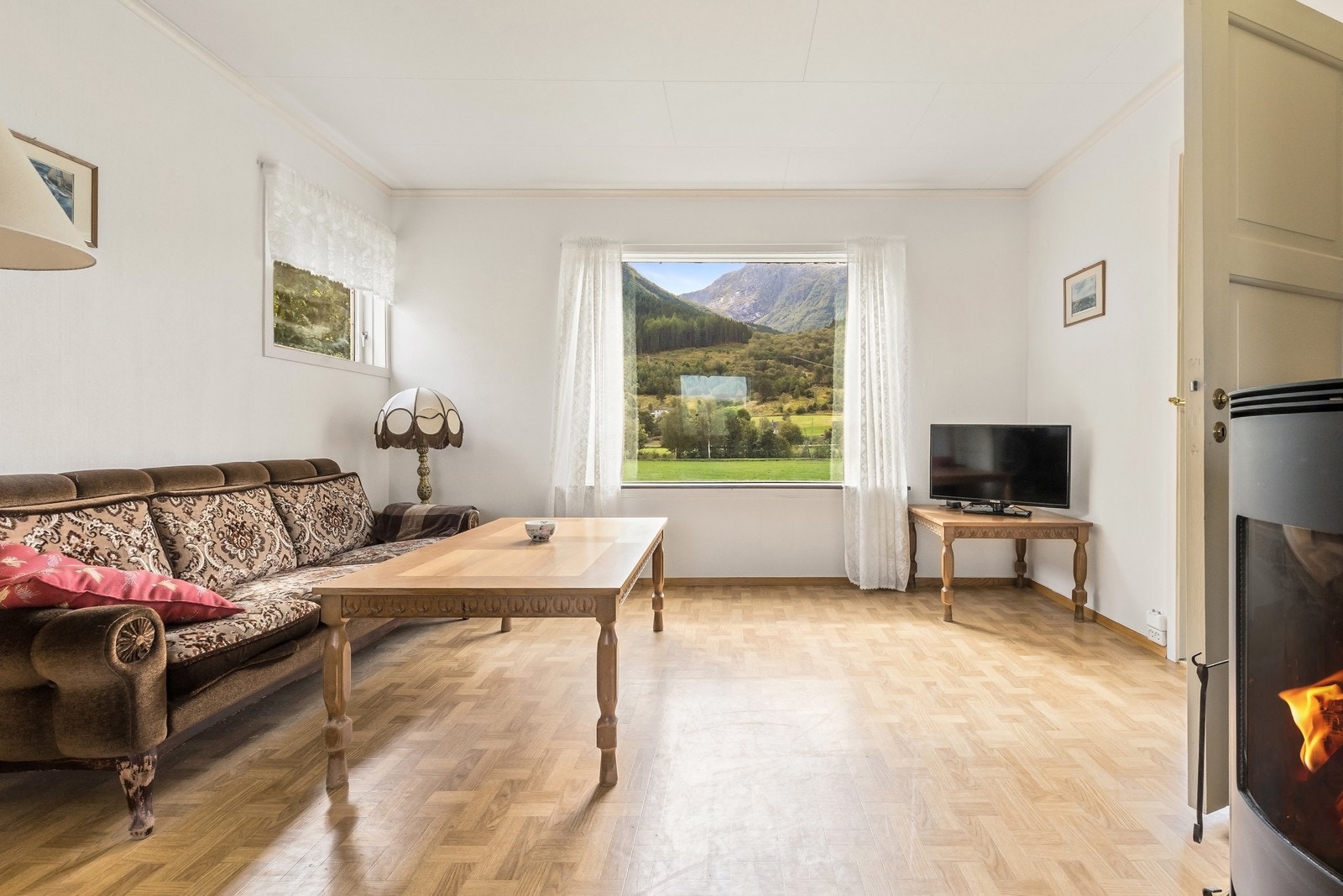 Stuen/spisestuen oppleves som lys og luftig, med vindusflater som sikrer godt med naturlig lysinnslipp. Galleribilde