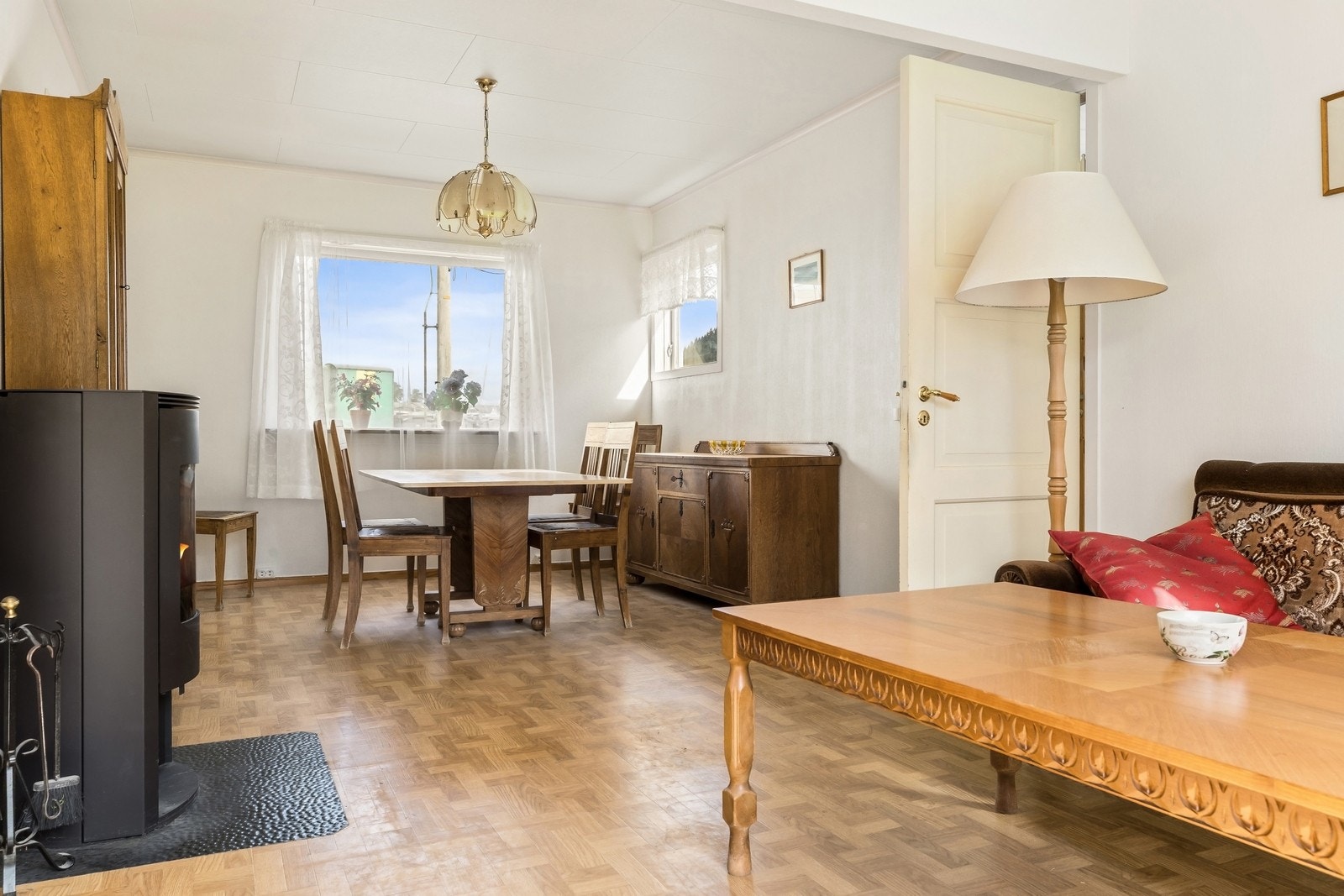 Her er det god plass til å innrede med både sofagruppe, samt et stort spisebord med plass til hele familien. Galleribilde