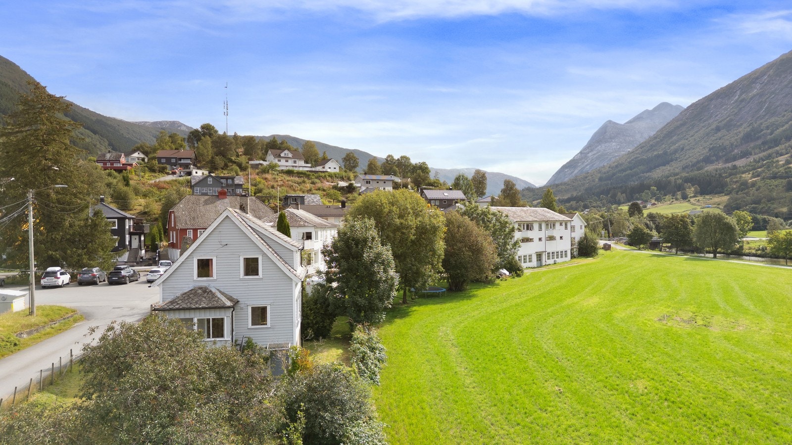 Eiendommen ligger solrikt og usjenert til i Uskedalen, med flott utsikt. Galleribilde