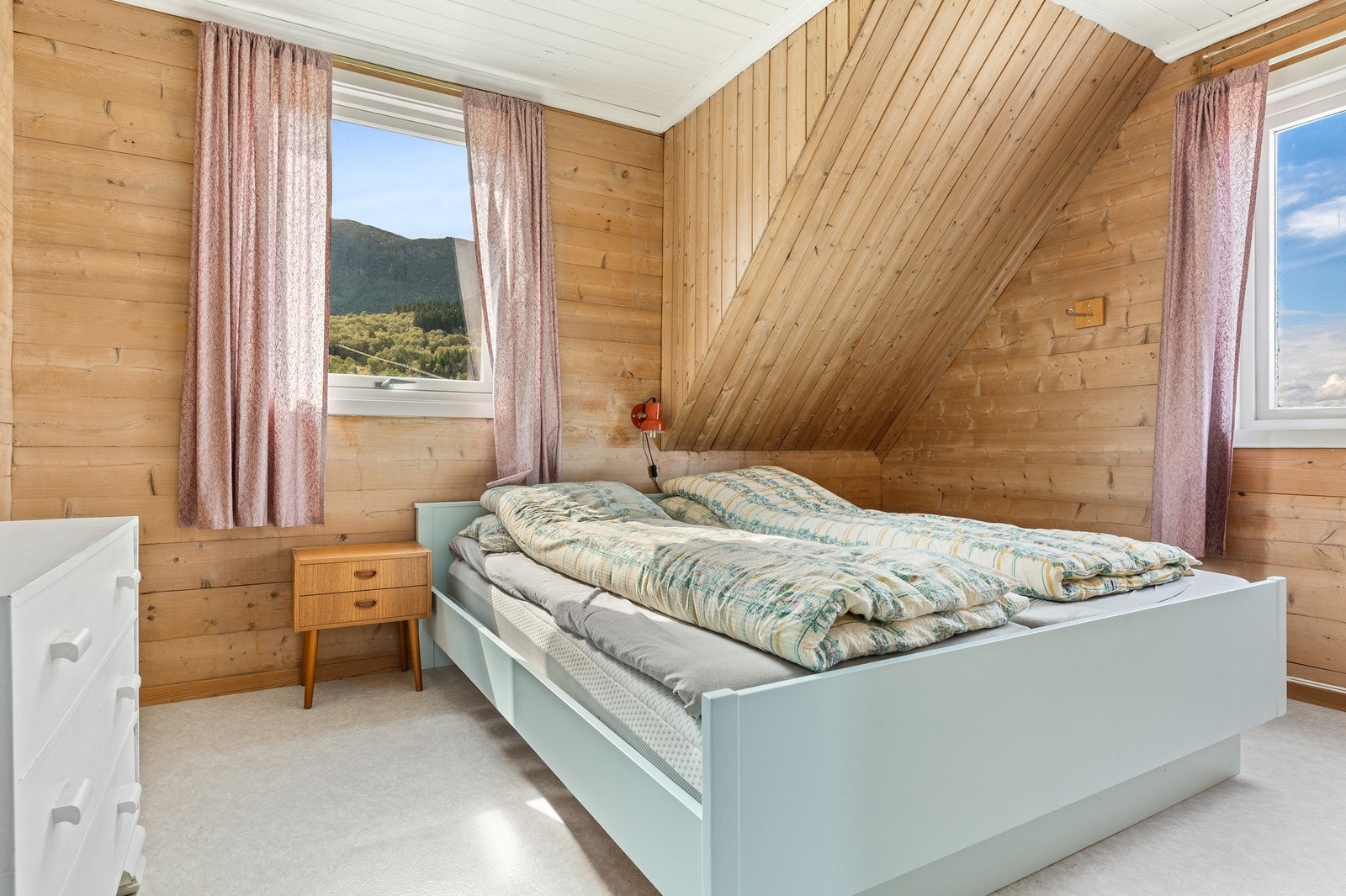 I 2. etasje finner du fire romslige soverom. Galleribilde