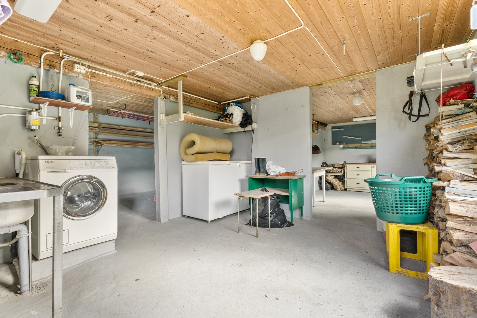 Vaskekjelleren har ny smøremembran fra 2024. Her er det utslagsvask og opplegg for vaskemaskin. Galleribilde