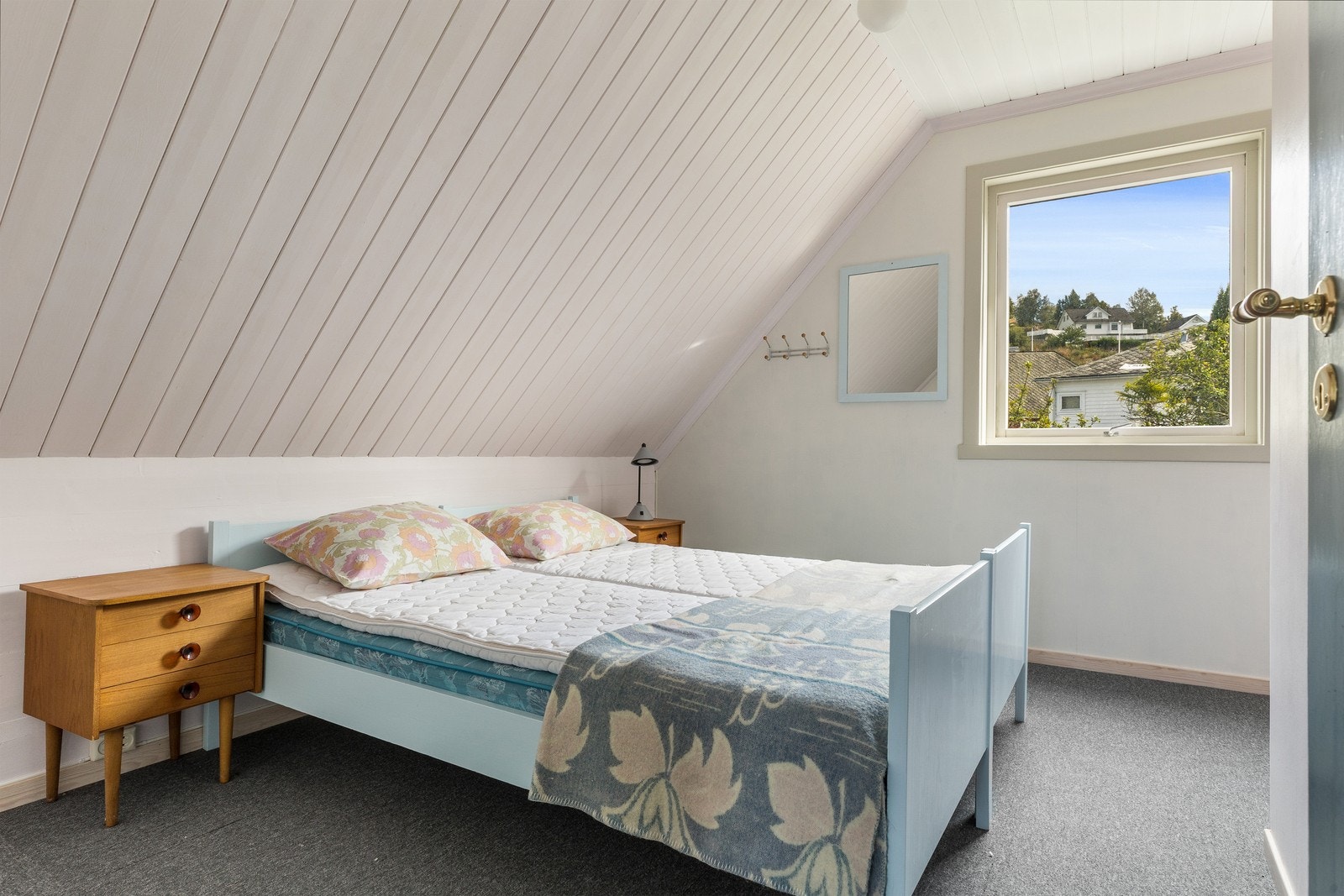 Soverom 2 tilbyr god plass til ønsket møblering. Galleribilde