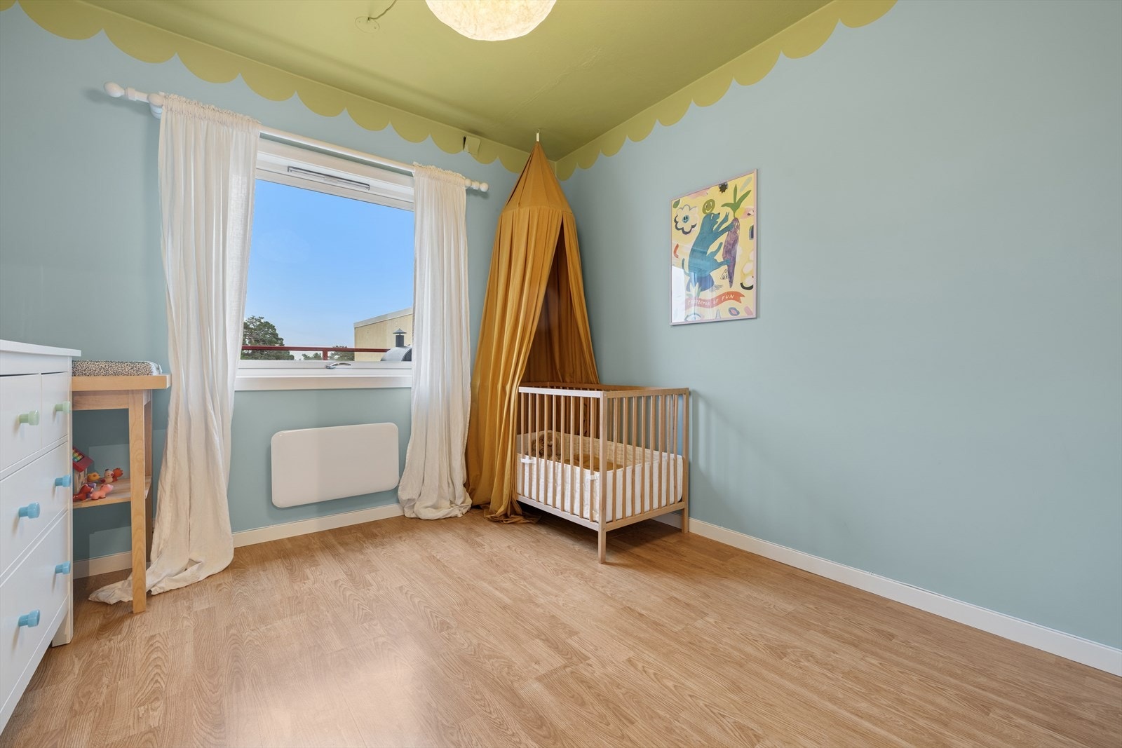 Det andre soverommet brukes idag som barnerom, men har flere av de samme kvalitetene som hovedsoverommet, med god plass til dobbeltseng og møbler. Galleribilde