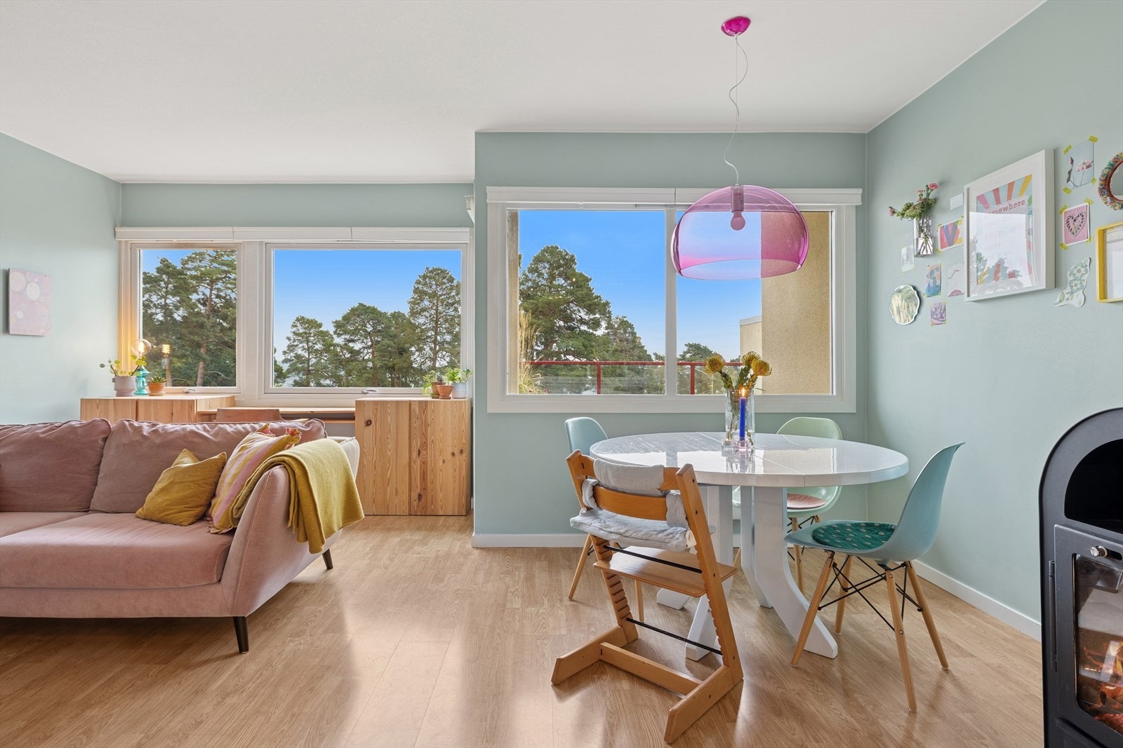 Stuen er romslig og gir en åpen og luftig følelse, takket være store vindusflater som slipper inn rikelig med dagslys og gjør rommet lyst og trivelig. Galleribilde