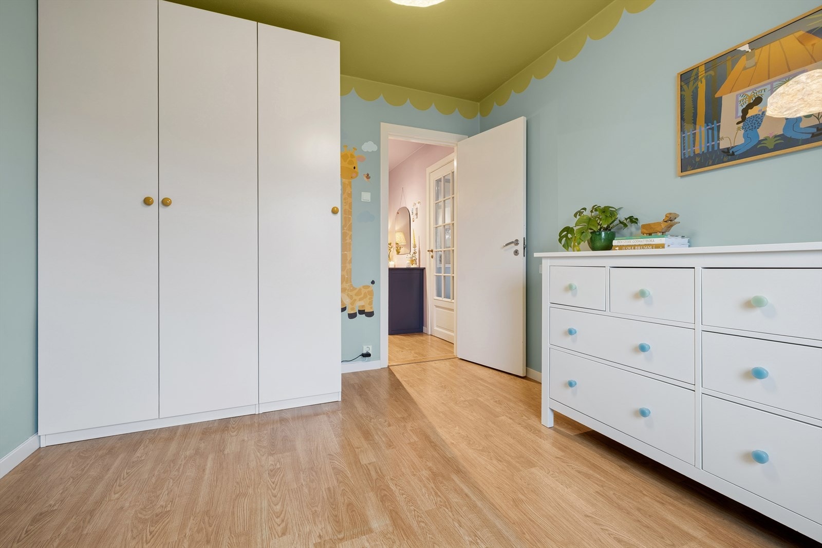 Med to romslige soverom står du fritt til å velge selv hvilket som passer best som hovedsoverom. Galleribilde