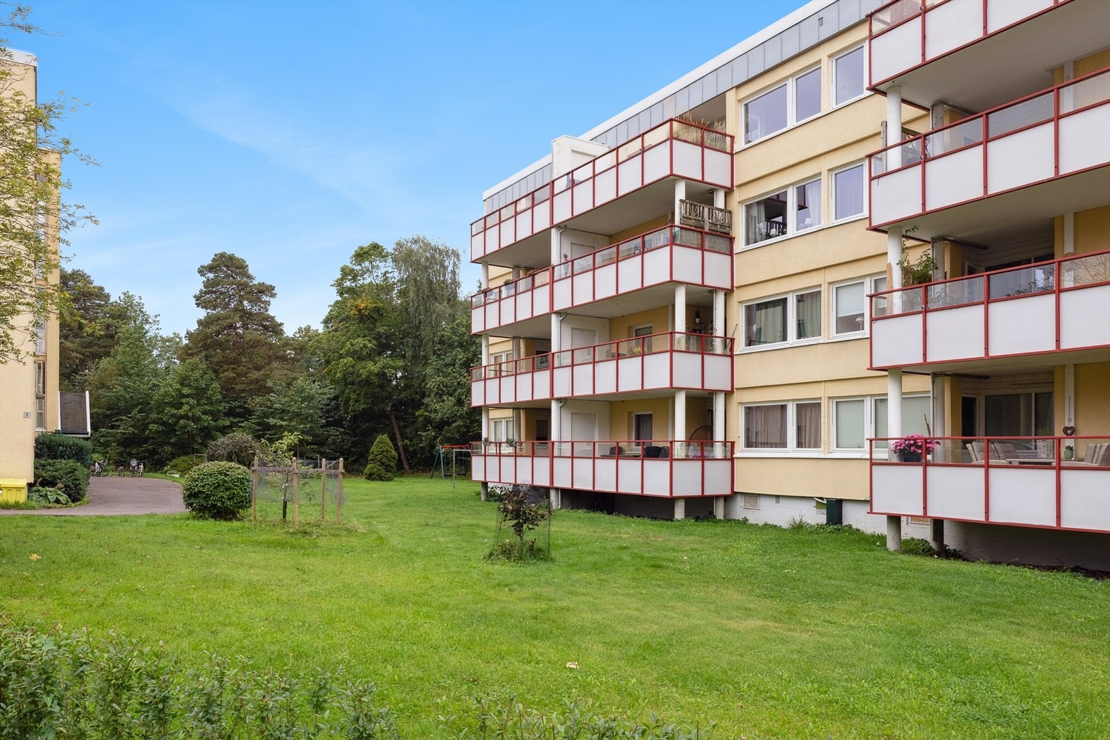 Pent opparbeidede grøntområder og asfalterte stier til boligblokkene. Galleribilde