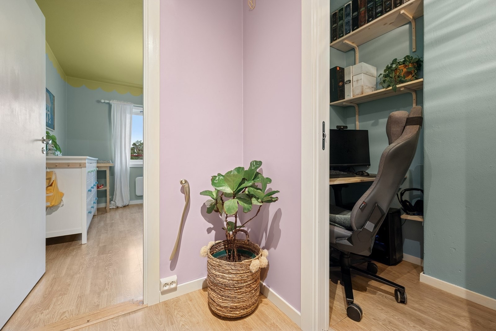 I tilknytning til gangen finnes også et eget rom som i dag er innredet som kontor. Galleribilde