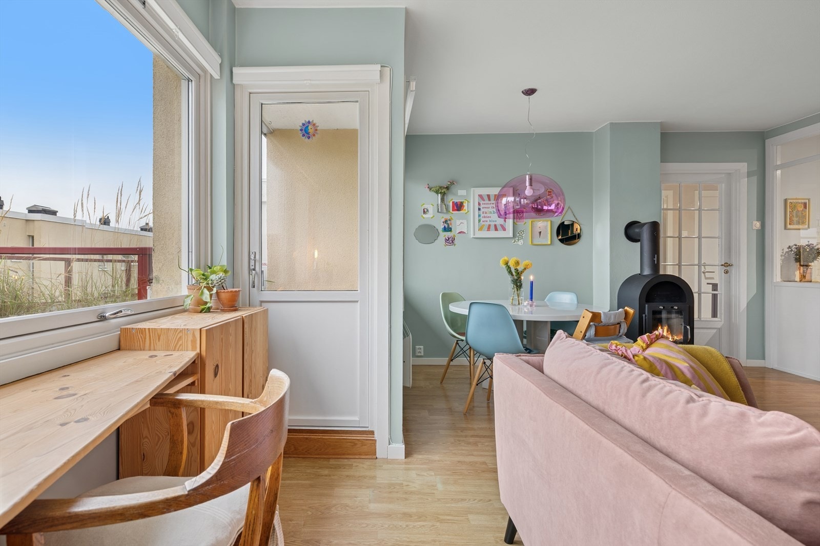 Fra stua har du direkte tilgang ut til balkongen. Galleribilde