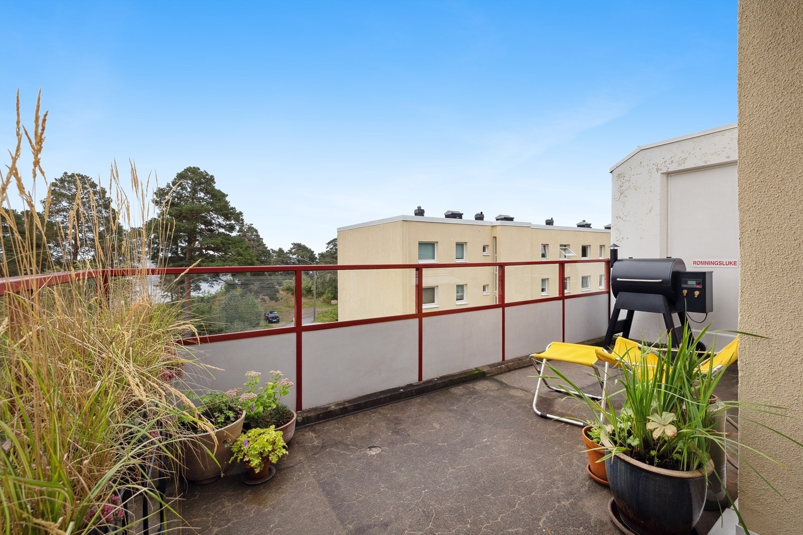 Syd-østvendt balkong på 14 kvm som gir gode lysforhold og plass til både avslapping og utemøbler. Galleribilde