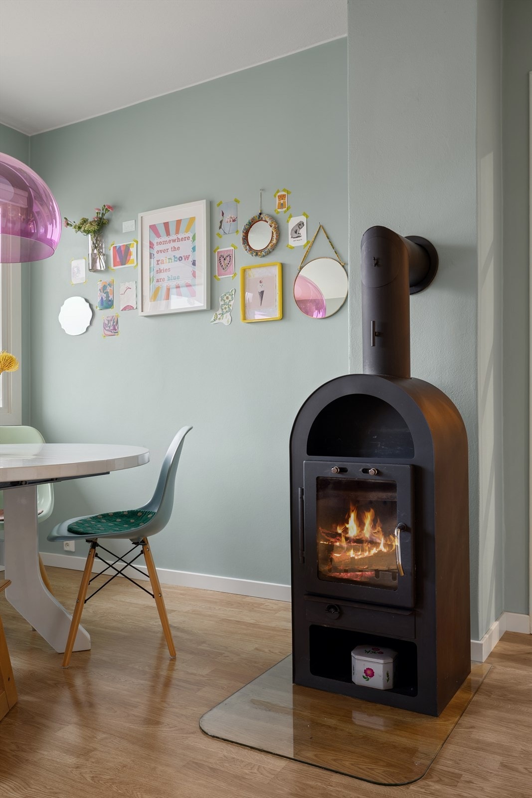 Det er montert vedovn i 2019, perfekt nå som vi går inn i kaldere tider, og ønsker litt ekstra varme og hygge i hverdagen Galleribilde