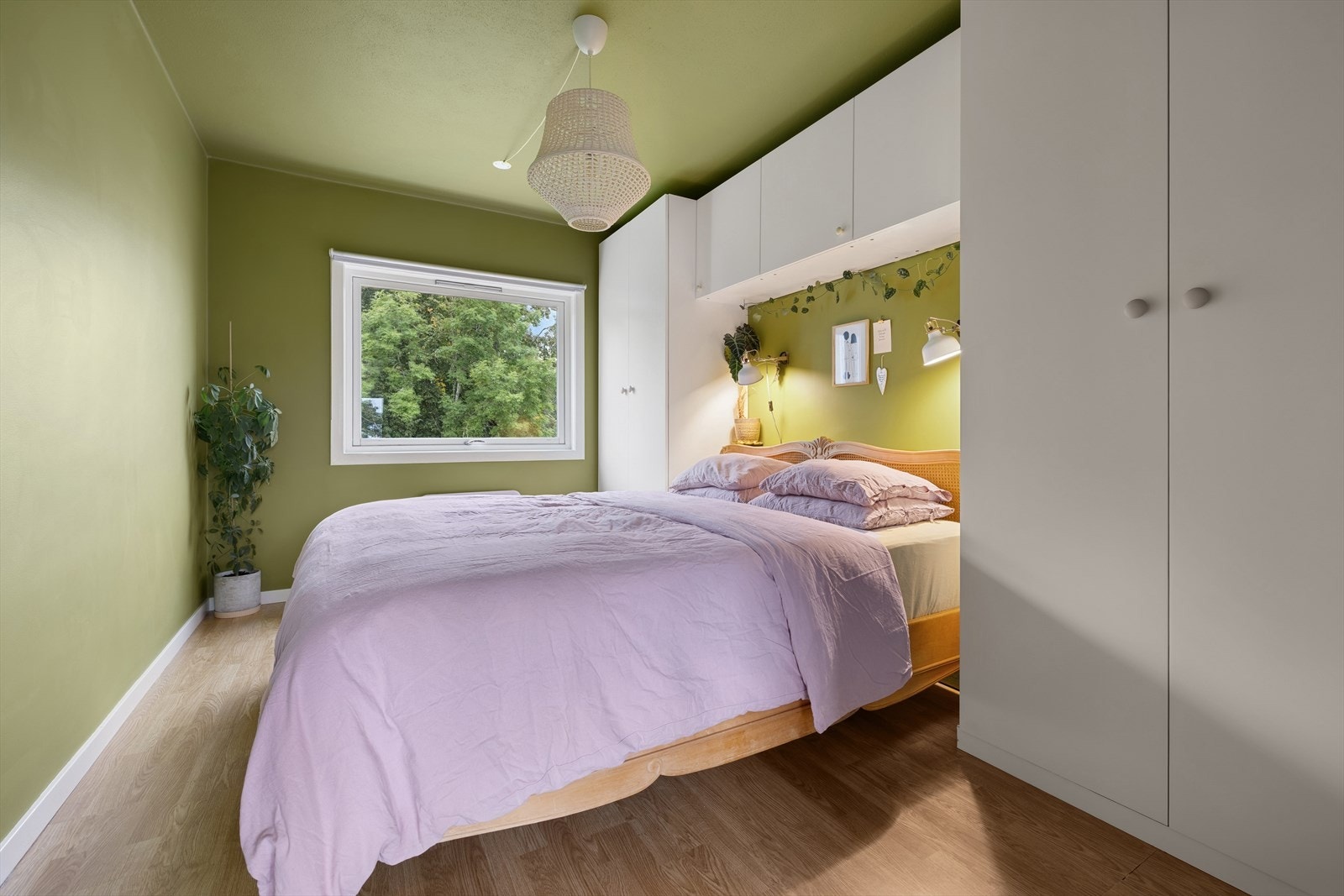 Hovedsoverommet har god plass til dobbeltseng og øvrig møblement, og fremstår som et behagelig og innbydende rom. Galleribilde