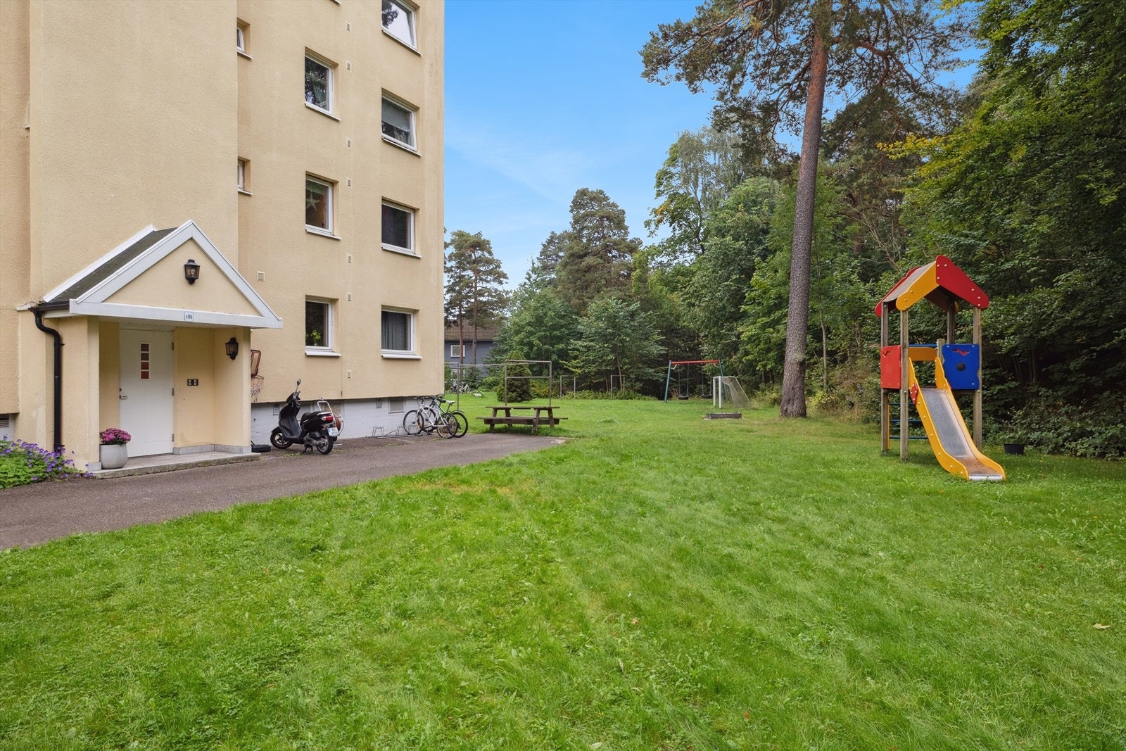 Felles uteområder med lekeplasser, grøntarealer og fotballmål. Galleribilde