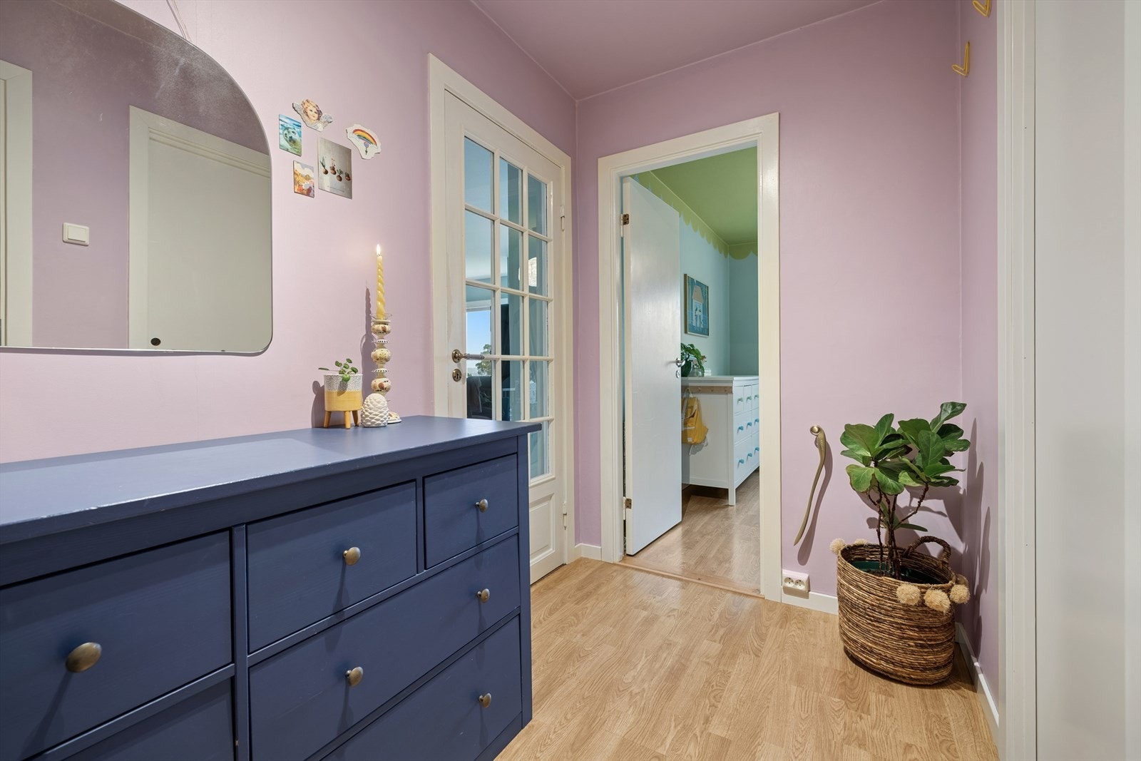 Velkommen inn ønskes av en stor gang, hvor du har godt med plass til å sette fra deg sko og henge fra deg yttertøyet. Galleribilde