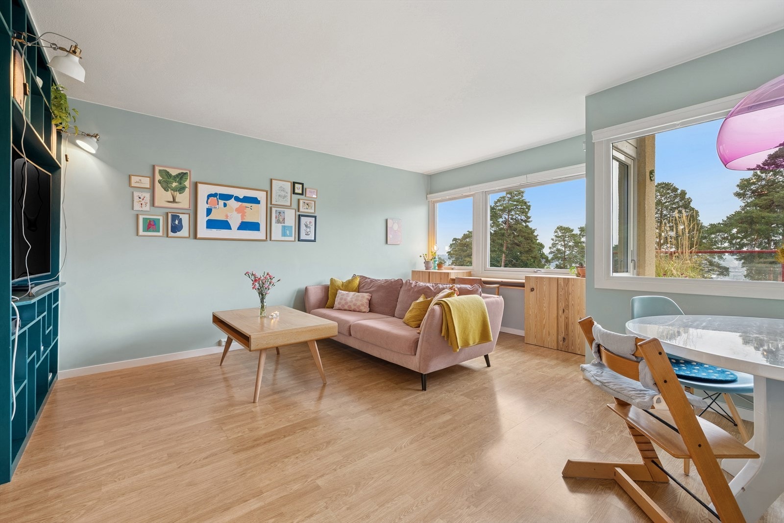 Her er det god plass til både spisebord og sofakrok, noe som gir en praktisk og hyggelig kombinasjon av spisestue og TV-stue. Galleribilde